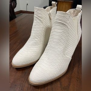 Altar’d State Brynn Snakeskin Bootie, size 7.5 (tags attached)
